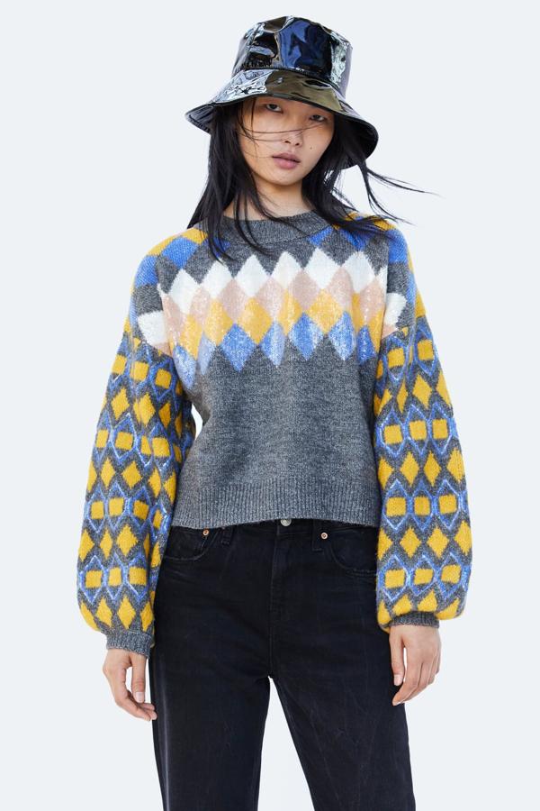 Jersey oversize de rombos con lentejuelas y mangas abullonadas, 25,99 euros.