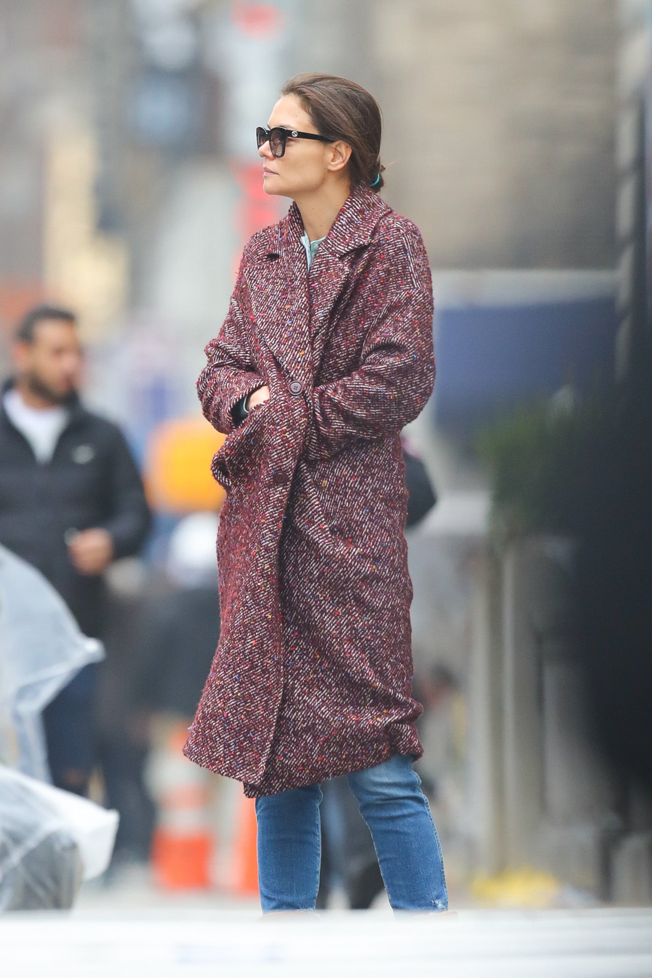 Sal de lo clásico, atrévete con un abrigo jaspeado que le de la originalidad que tus looks básicos de invierno necesitan. El que luce Katie Holmes en la fotografía, en tonos burdeos, es perfecto para combinar con jeans.