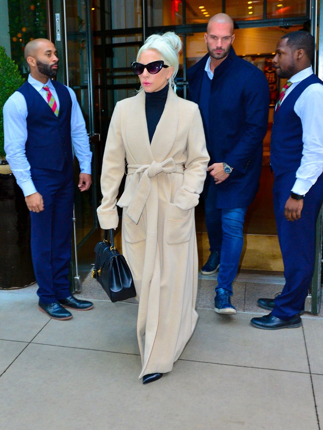 Aunque muchos digan que parece una bata, Lady Gaga es la elegancia personificada con este batín XXL en tono blanco roto.