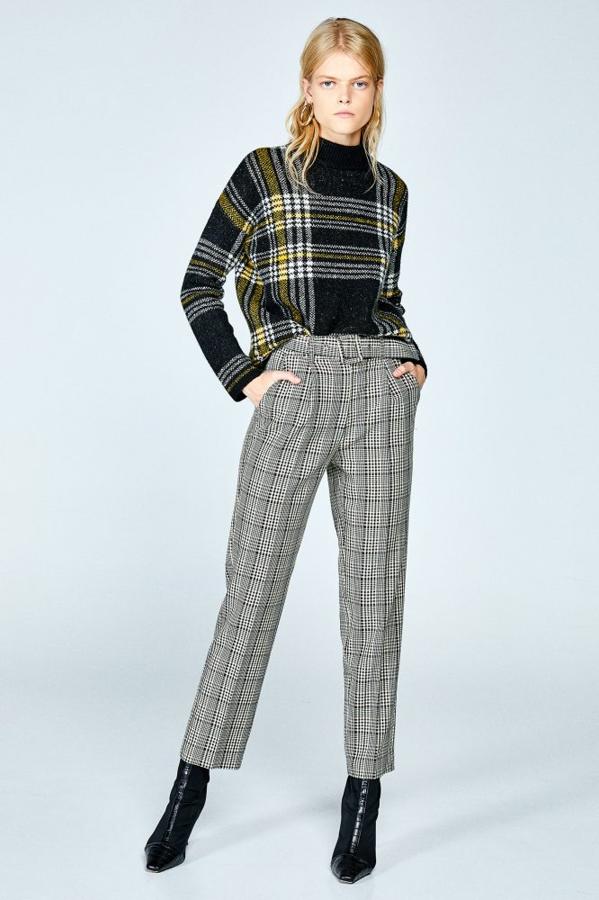 Pantalón de cuadros con cinturón con hebilla, 15,99 euros.