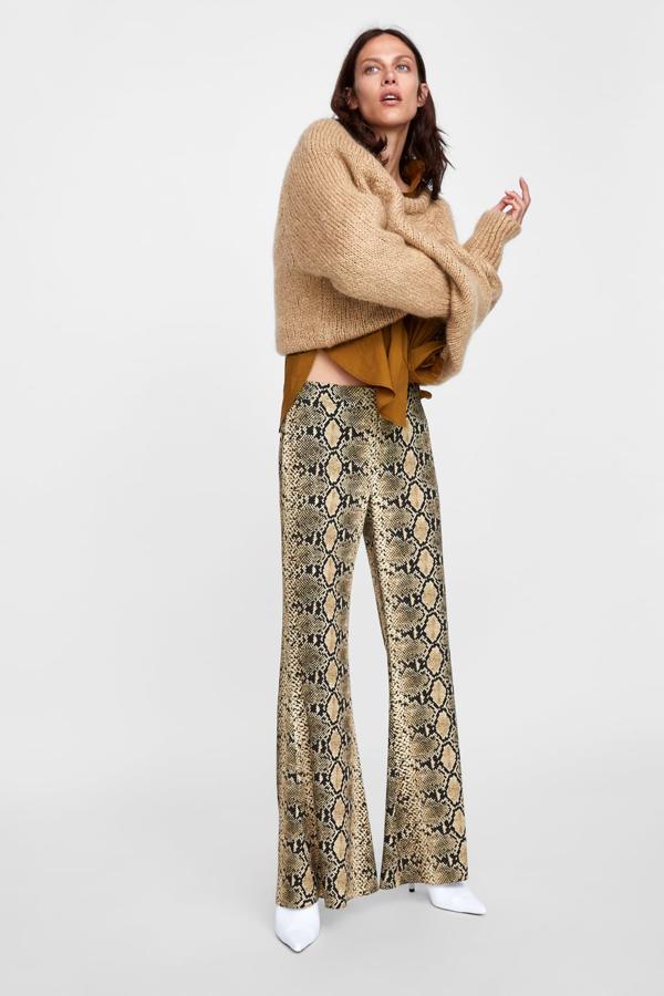 Pantalón flare con estampado de serpiente, 17,99 euros.