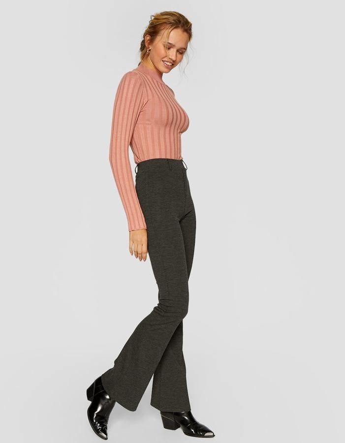 Pantalón flare de punto, 15,99 euros.