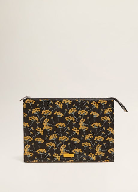 Neceser con estampado floral de Mango: 5,99 euros.