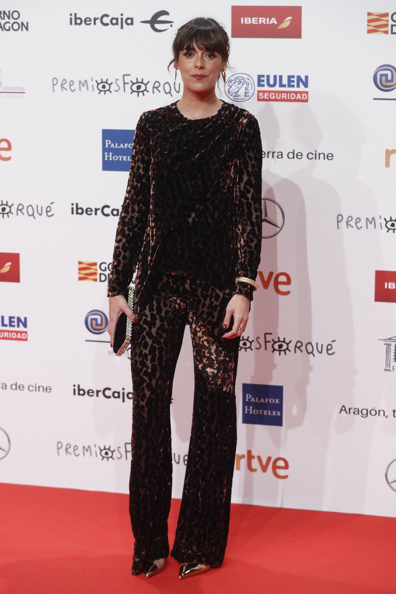 Enfundada en un mono de tercopelo con pata ancha, la actriz Belén Cuesta se cuela entre nuestras favoritas.