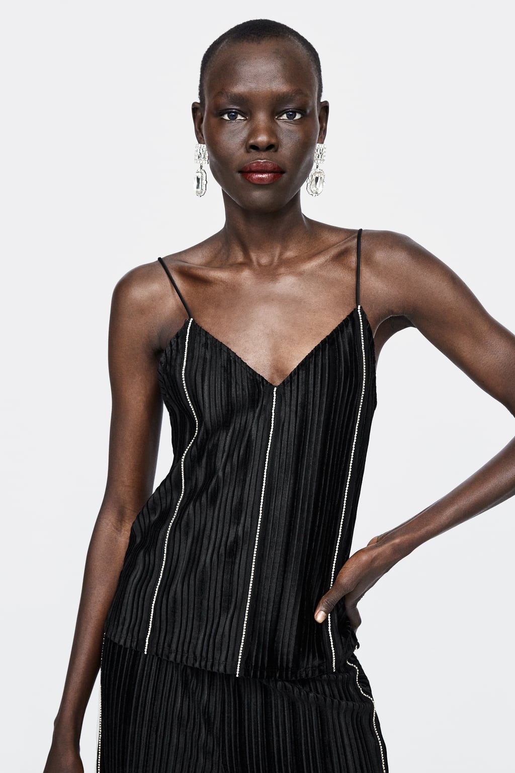 Top de tirantes con terciopelo y brillos de Zara: 19,95 euros.