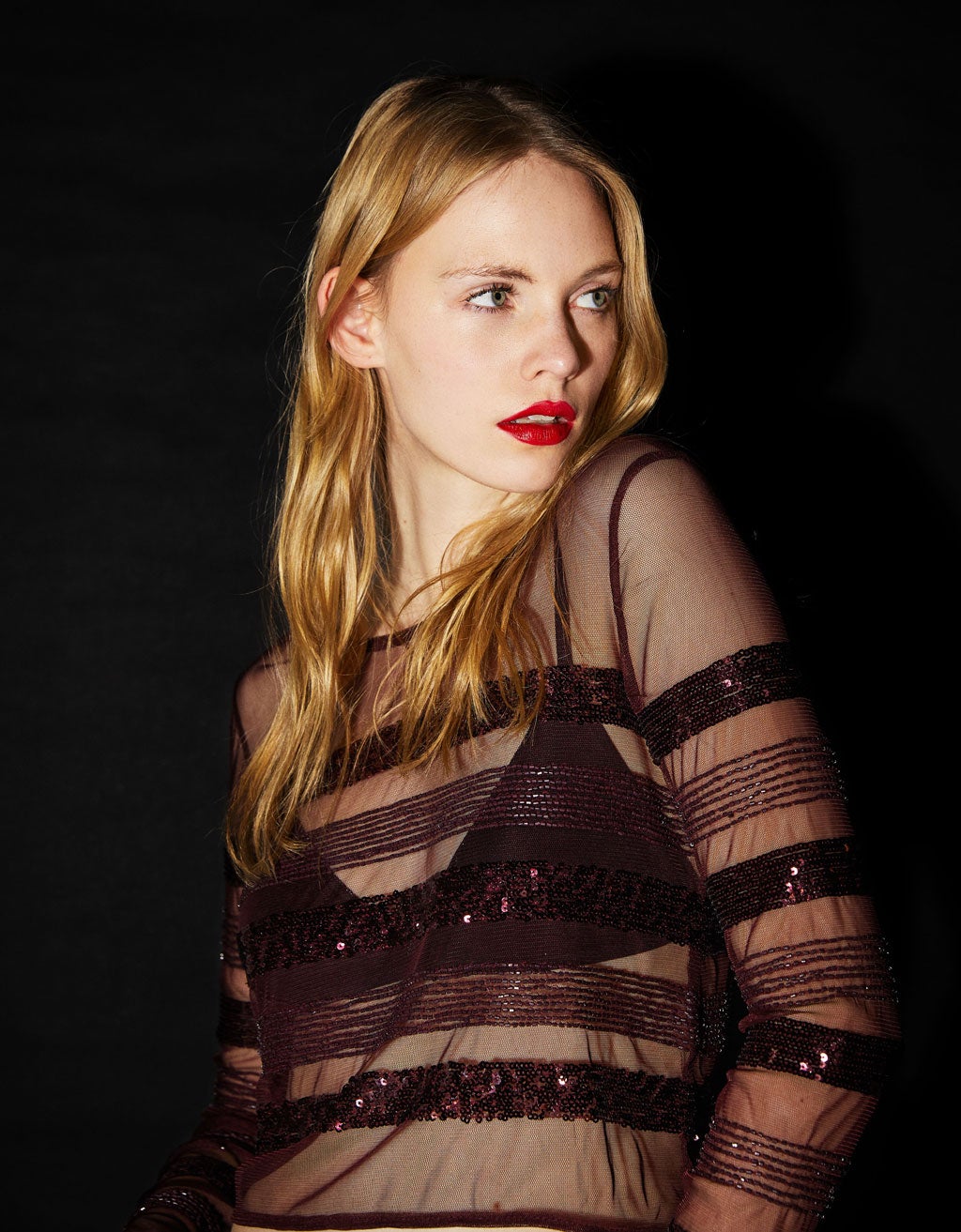 Camiseta transparente con lentejuelas de Bershka: 22,99 euros.