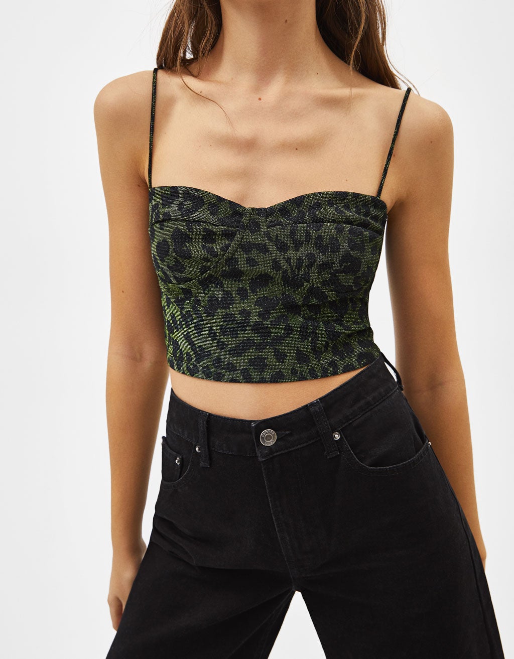 Top de leopardo con hilo transparente de Bershka: 5,99 euros.