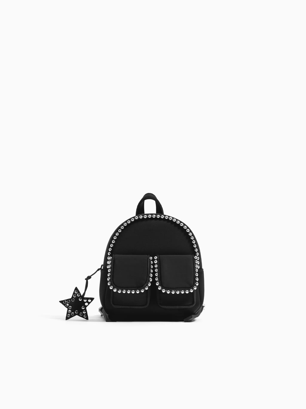 Mini mochila negra con tachas de Zara: 14,99 euros.