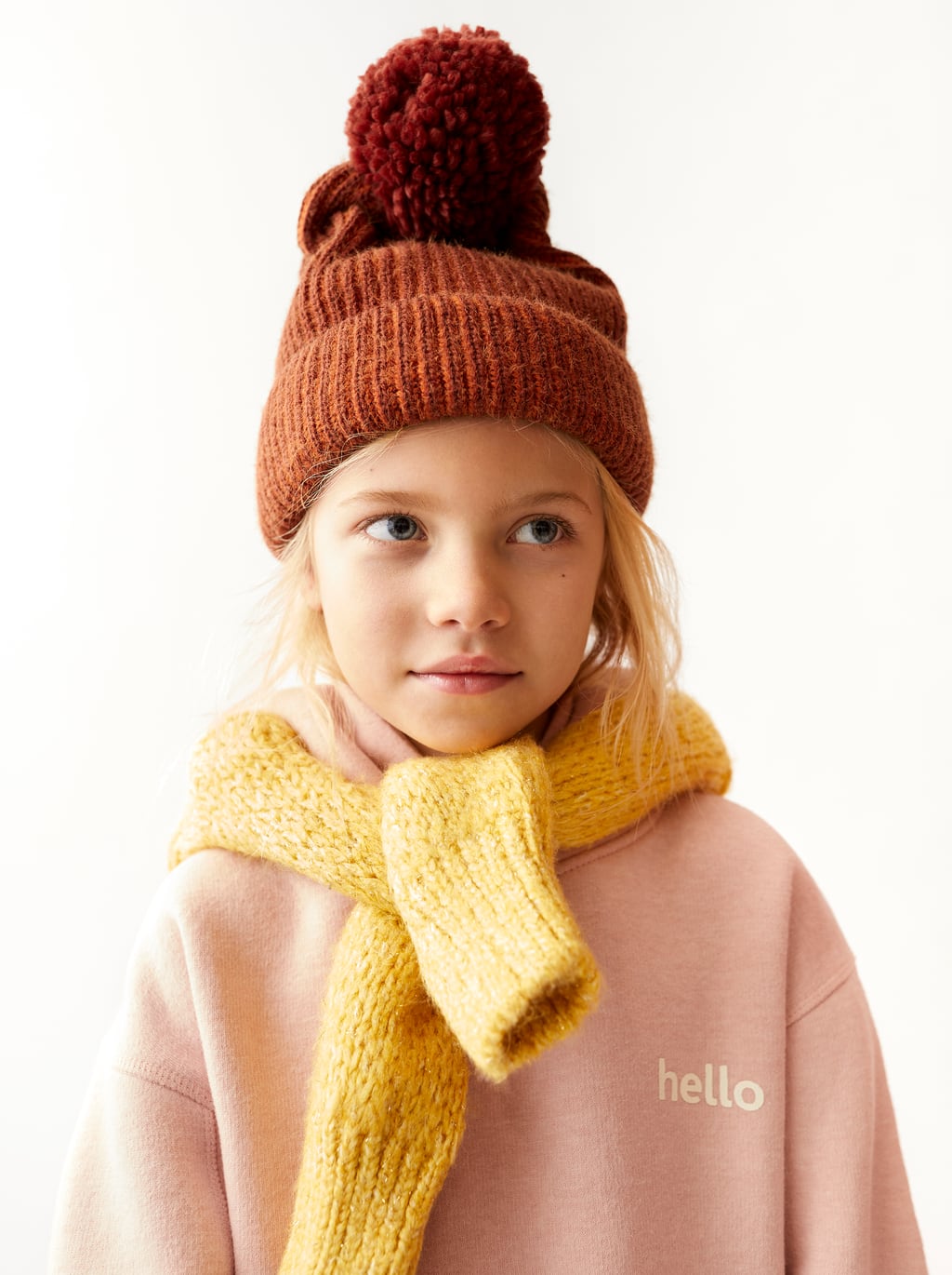 Gorro con pompón bicolor de Zara kids: 6,99 euros.