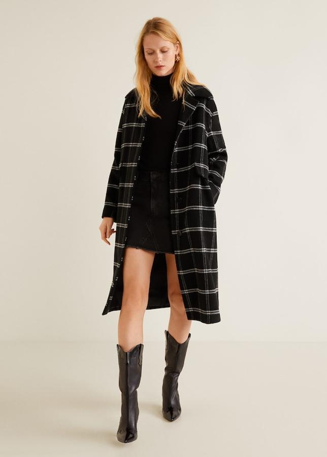 Diseño largo en tejido mezcla de lana con cuello de solapa, dos bolsillos también de solapa laterales y forro (Mango, 49,99 euos).