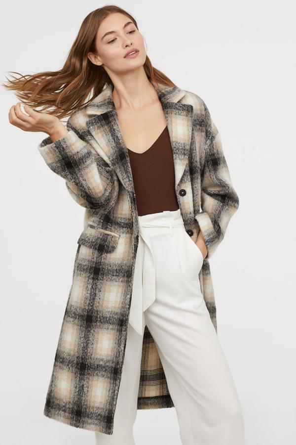 Abrigo en tejido cepillado con solapas de muesca finas, hombros caídos y bolsillos delanteros con solapa.Va sin forrar (H&M, 41,99 euros).