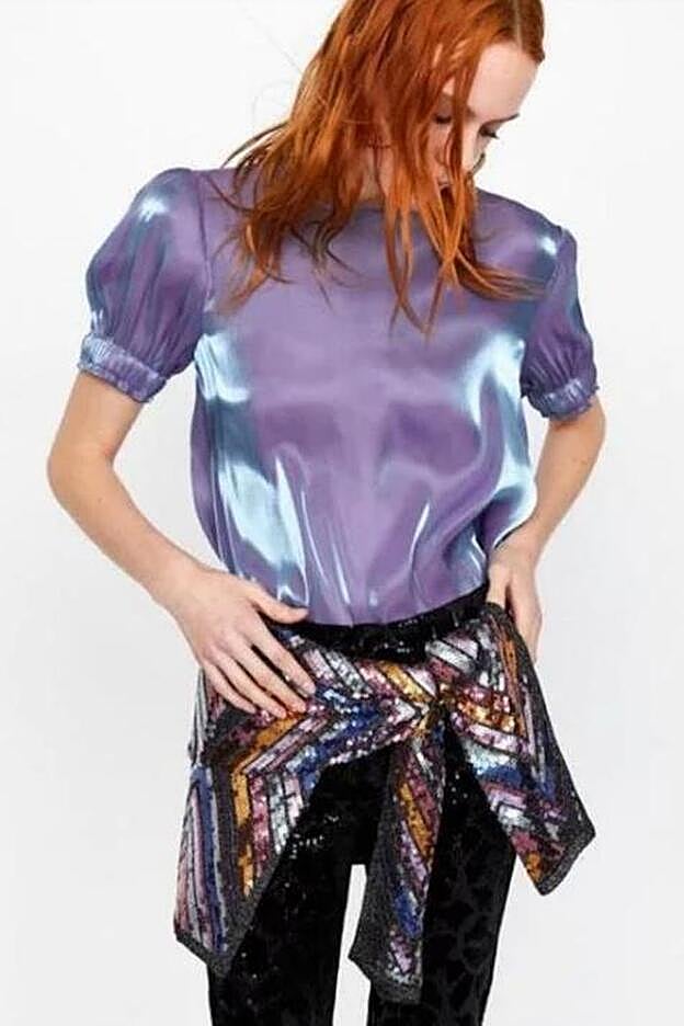 Blusa con efecto brillo de Zara, 12,99 euros.