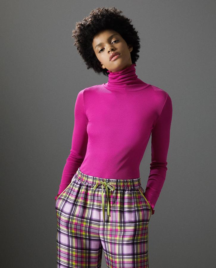 Y por último, para que te sumes a la fiebre de los jerséis flúor de las 'influencers', este suéter fucsia de canalé con cuello vuelto, que en las rebajas de Zara Home pasa de 29.95 a 14.99 euros.