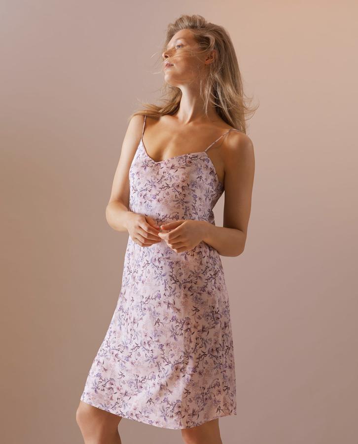 ¿No os parece súper sexy e hiperfemenino este camisón con estampado floral? Está rebajado en Zara Home de 39.95 a 19.99 euros.