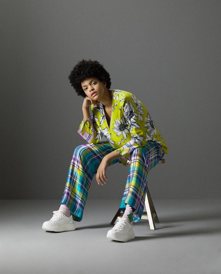 De la cama a la calle: tus looks 'comfy' de domingo pueden ser más vibrantes que nunca con estos pantalones de cuadros en tonos flúor. En las rebajas de Zara Home pasan de 49.95 a 29.99 euros.