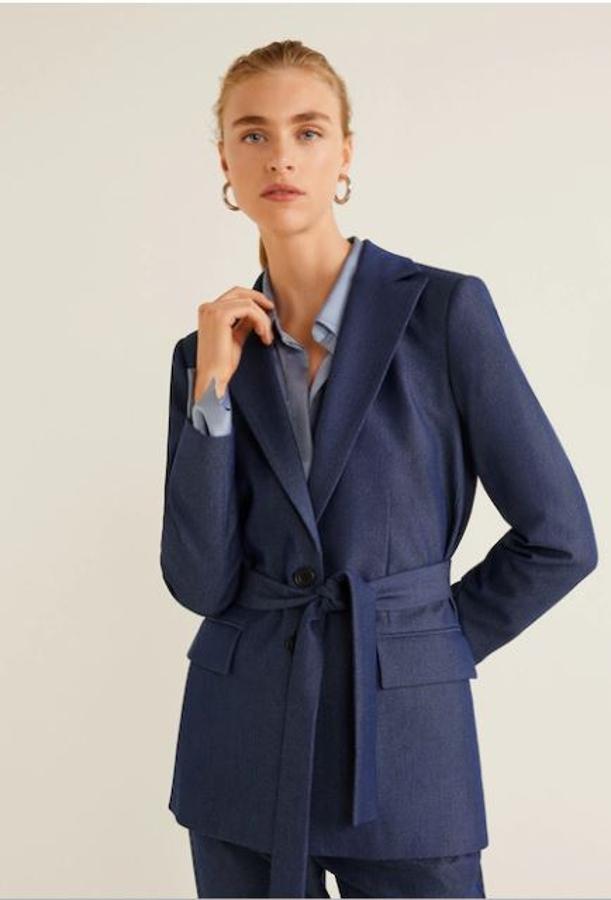 Chaqueta fluida de lana azul marino con cinturón del mismo tejido, 49,99 euros.