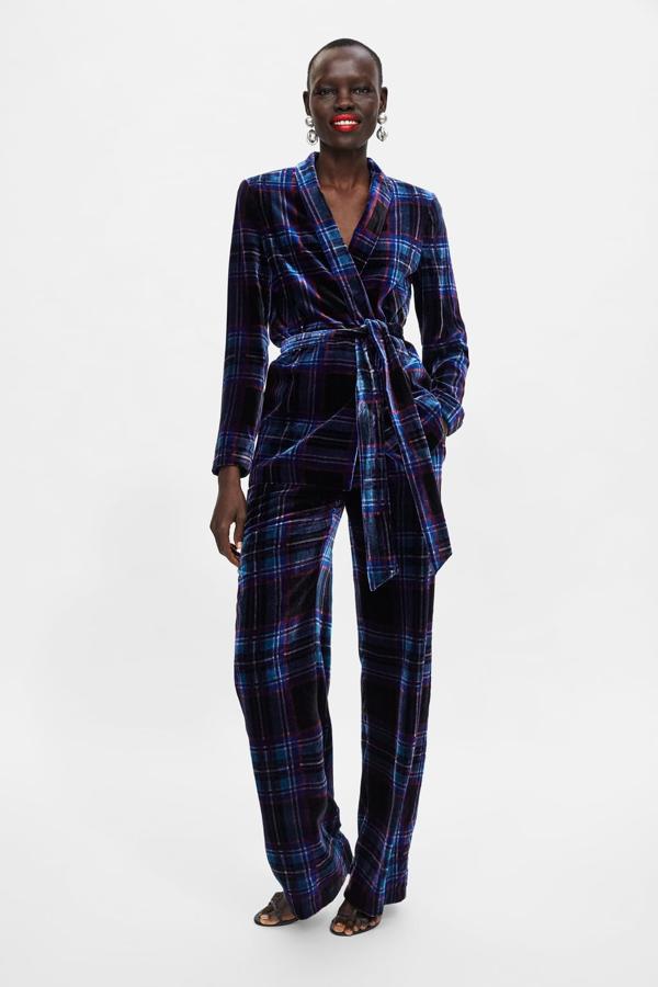 De tercioeplo, con estampado de cuadros y cinturón, 49,99 euros.