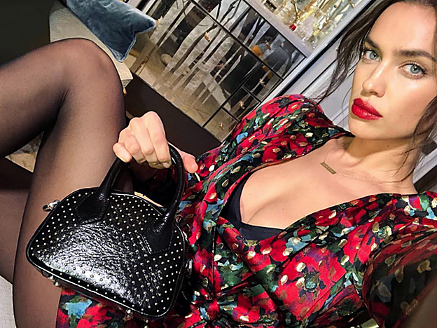 La modelo rusa Irina Shayk, con el vestido de The Kooples que llevó Paula Echevarría.