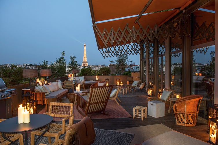 Situado junto al Trocadero, con vistas a la Torre Eiffel y la firma de Philippe Starck. Un huerto y dos piscinas son otros de sus atractivos.