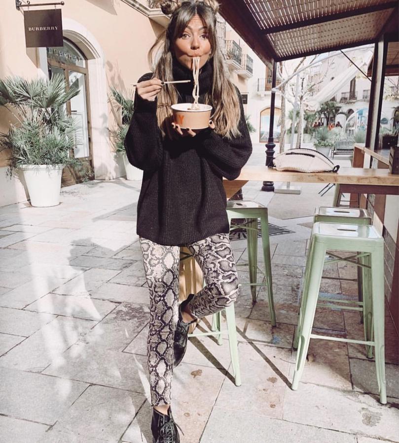 Aretha Fusté se decidió por estos jeans skinnny con estampado de serpiente de Zara que todavía puedes conseguir por 17,99 euros.