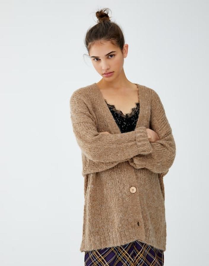 Chaqueta de punto 'oversize' con botones de madera, 15,99 euros.