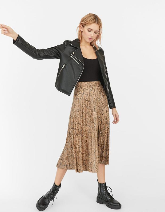 Falda plisada de ante con estampado 'anima print', 29,99 euros.