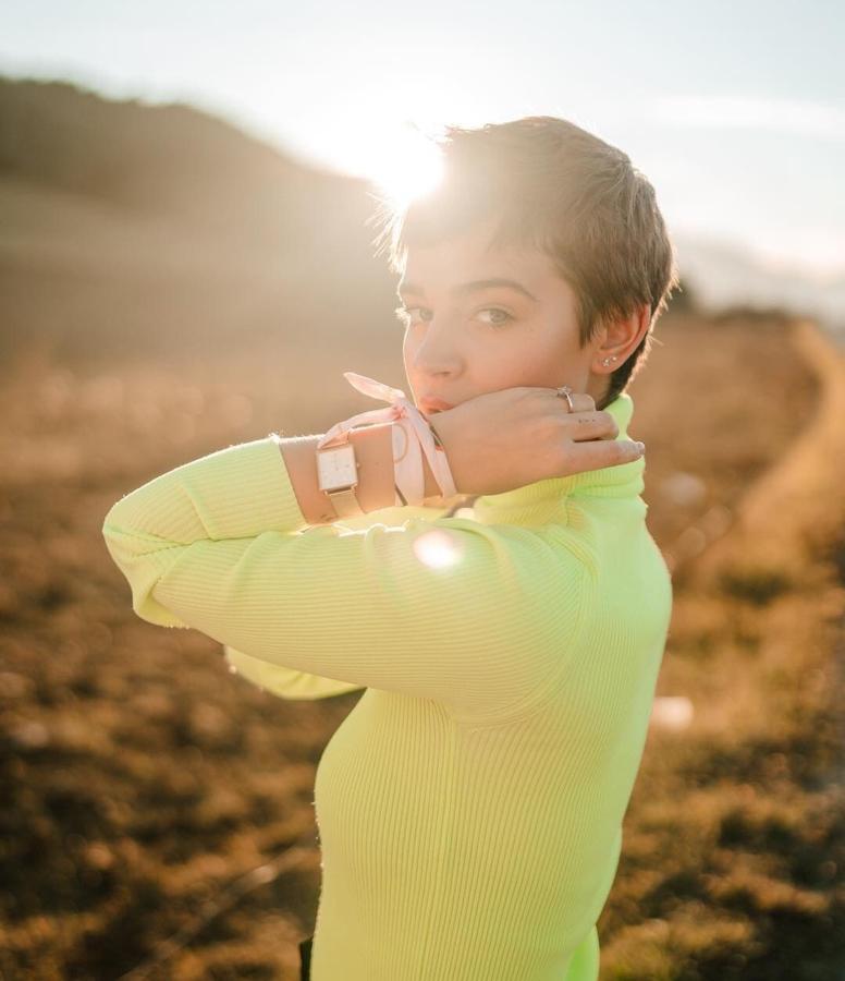 Los colores flúor han sido otros de los protagonitas esta temporada y esto Laura Escanes lo ha tenido muy en cuenta con 'looks' como este, con jersey de canalé de Zara (15,99 euros).