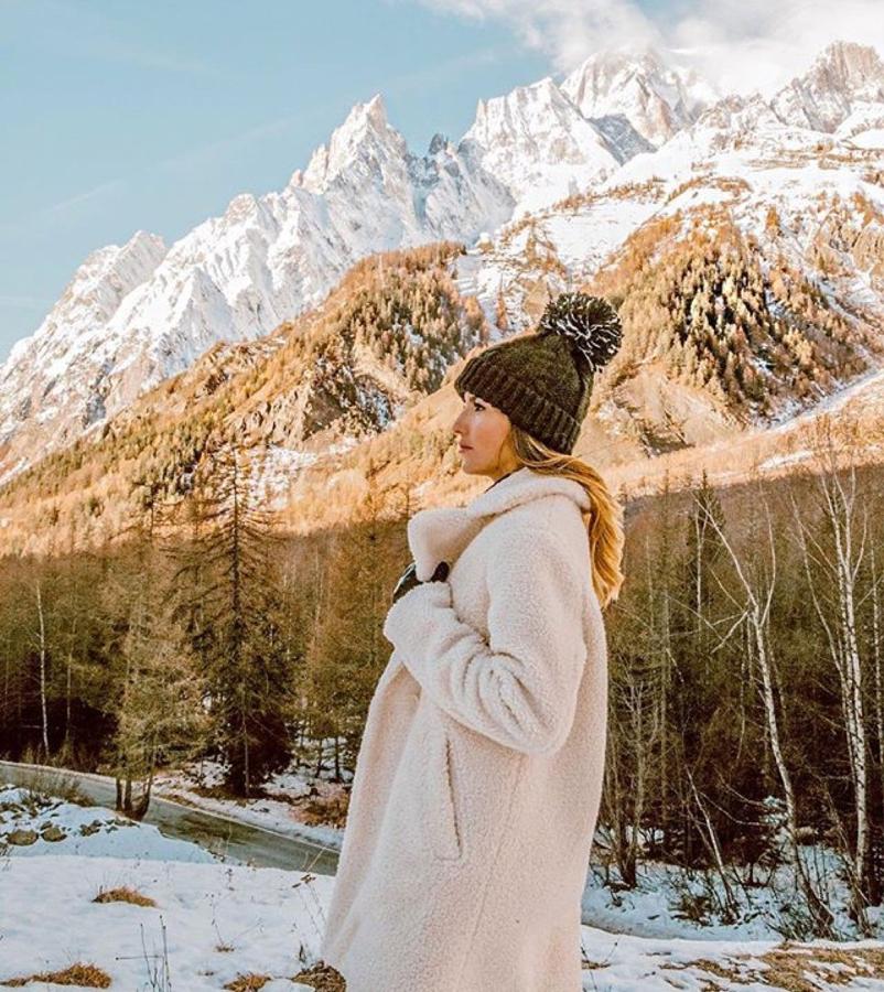 Lovely Pepa se decantó por este abrigo desestructurado y oversize de Mango para resistir el frío invernal. Actualmente aún sigue estando disponible y además ¡a 49,99 euros!