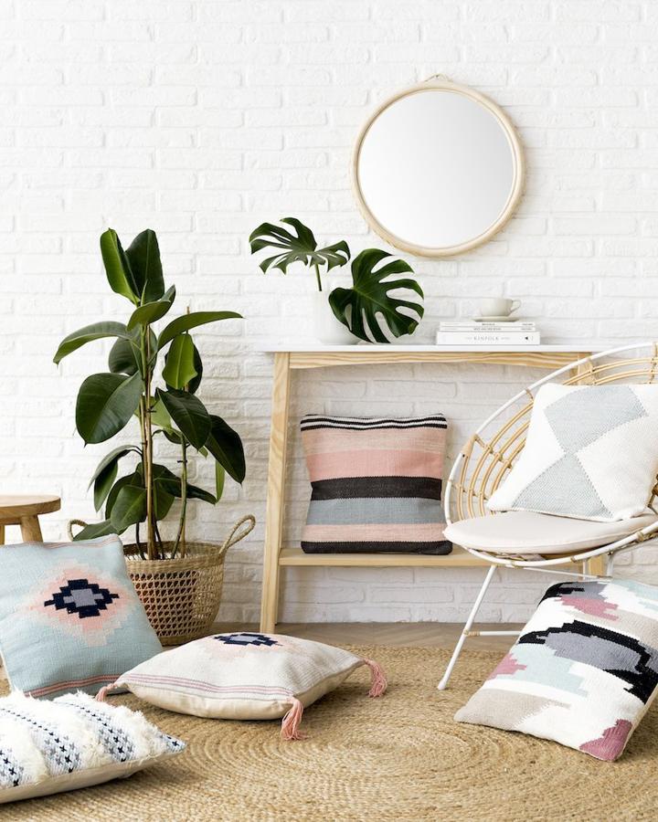 Estos cojines de estética étnica se quedan rebajados en 19.90 euros cada uno en Kenay Home.