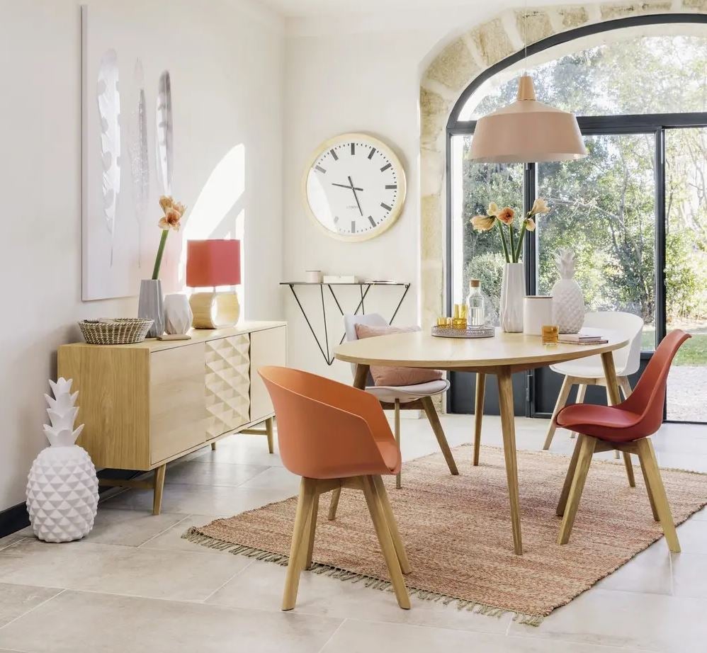 La silla de estilo 'vintage' en color terracota pasa de 120 a 90 euros en las rebajas de Maisons du Monde.