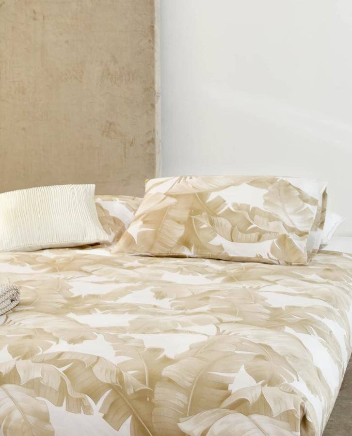 Este juego de funda nórdica con estampado tropical en tonos neutros está rebajada de 79.99 a 39.99 euros en Zara Home.