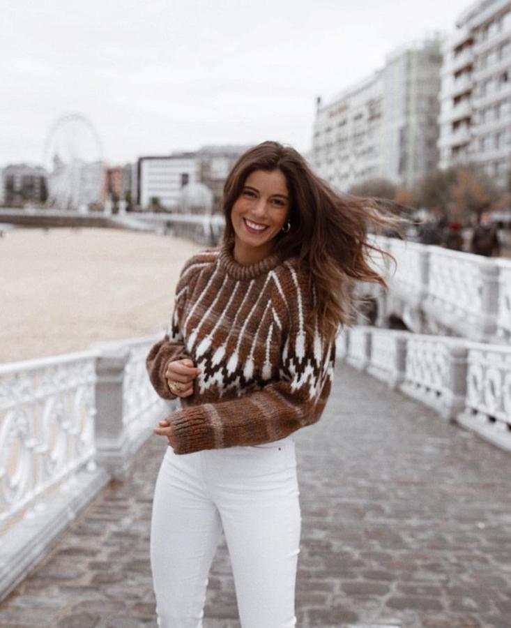 Sara Baceiredo eligió uno de los jerseys que más hemos visto en Instagram este invierno. Un jersey jacquard de lana ideal, cuyo precio rebajado es de 34,99 euros.