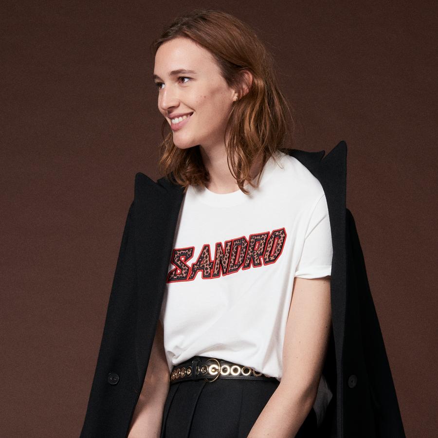 Con vaquero azul y zapatillas para por el día o con vaquero negro y botín para salir de cena con tus amigas, esta camiseta de Sandro es todo lo que necesitas, y además en rebajas pasa de 95 a 57 euros.