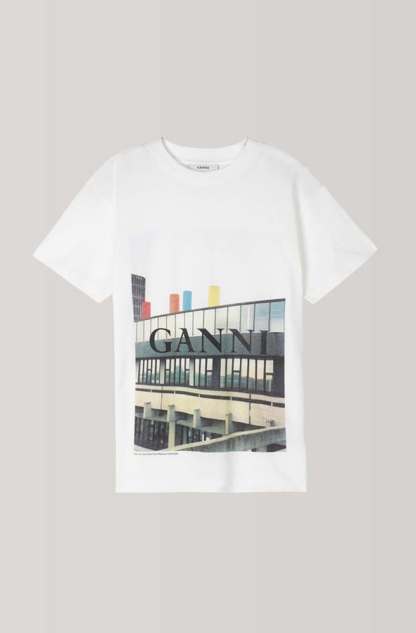 Y por último, esta camiseta de Ganni por 69 euros con la imagen del edificio Panum en Copenhague (Dinamarca), especialmente pensada para enamoradas de la arquitectura y el diseño.