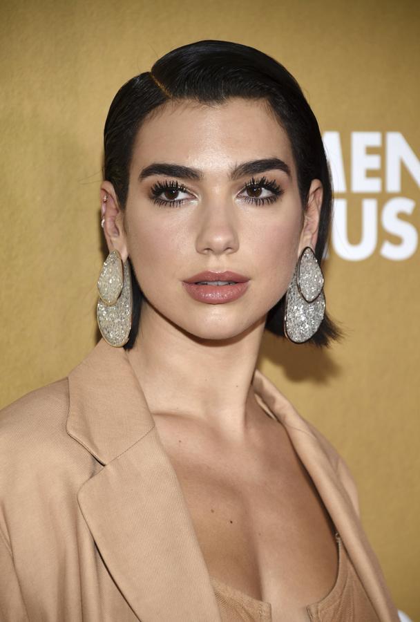 Dua Lipa ha lucido el corte Bob en todas sus versiones y de todos los colores. Pero lo cierto es que este efecto mojado, ligeramente retirado para atrás y con la raya a un lado nos parece perfecto para alargar su rostro, ya de por sí redondeado.