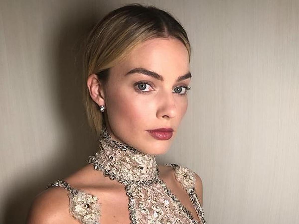 Si no te atreves con un 'short bob' te recomendamos que pruebes  el peinado con coleta de falso 'bob'  que lució hace unos meses Margot Robbie.
