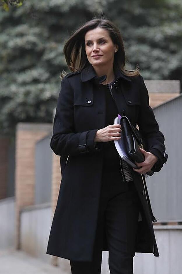 Letizia ha repetido abrigo negro de la firma Hugo Boss.