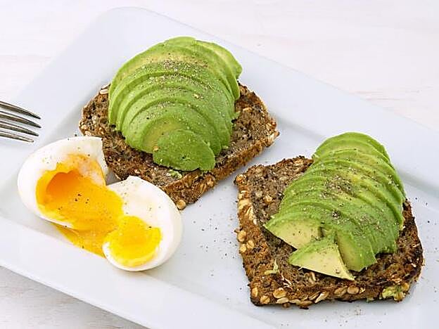 Tosta de centeno con huevo y aguacate