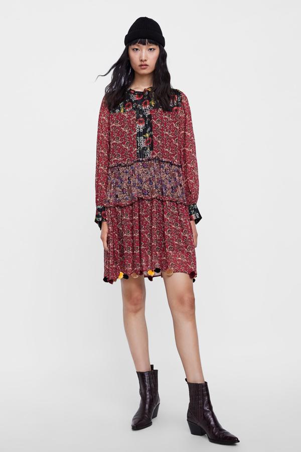 Vestido "boho" con detalle de pompones en el bajo, 19,99 euros.