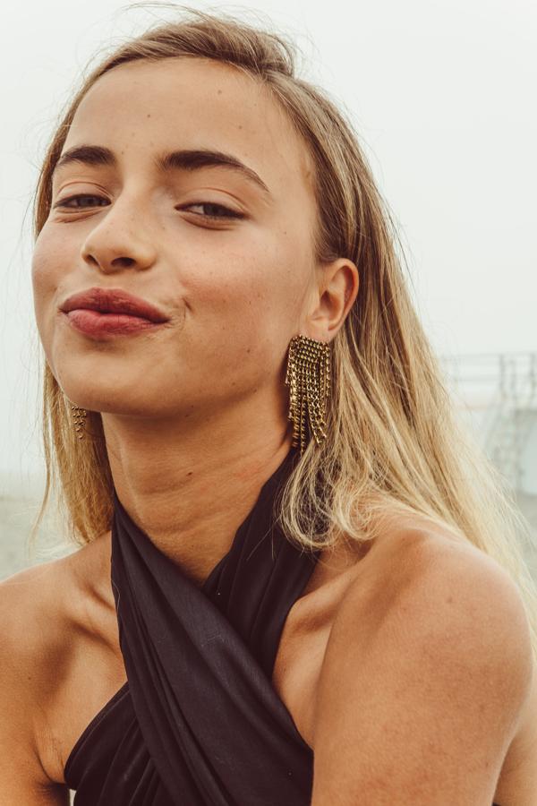 Nos encantan estos maxi pendientes en cascada de MyPeepToes, capaces de poner brillo y estilo a cualquier look de invitada (32 euros).