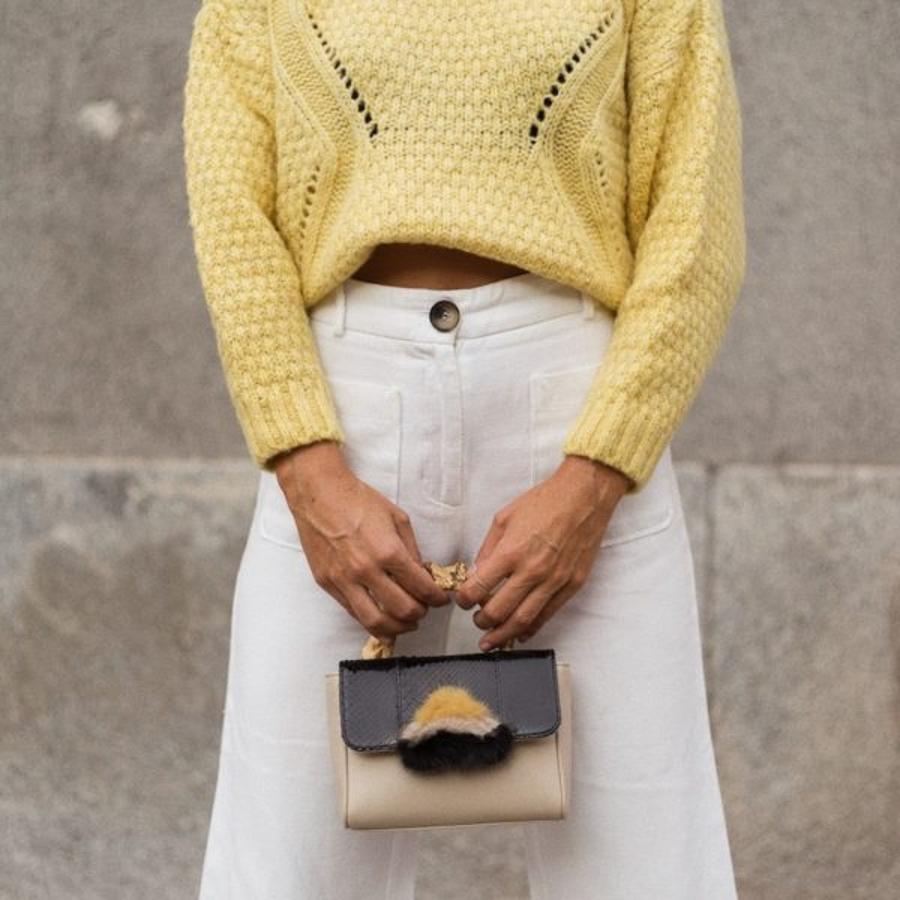 ¿Puede ser más bonito y original este mini bolso de mano de Tita Madrid? Es ideal para un look de invitada de invierno... y para cualquiera de nuestros 'street styles'. (228 euros).