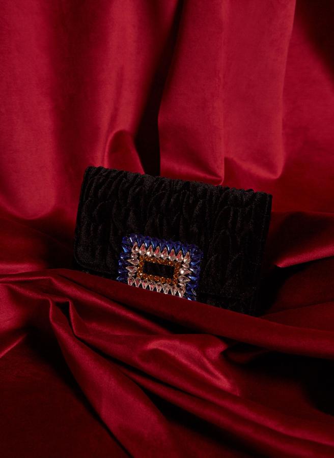 Este bolso joya de Uterqüe (59.95 euros) es un clutch de fondo de armario que salvará todos tus looks de invitada de las próximas temporadas.