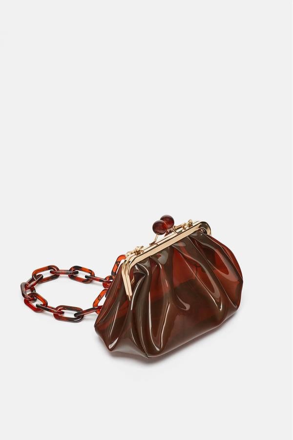 Si vas a apostar por un look de invitada 'vintage', este mini bolso retro de Zara será el complemento perfecto (19.99 euros).