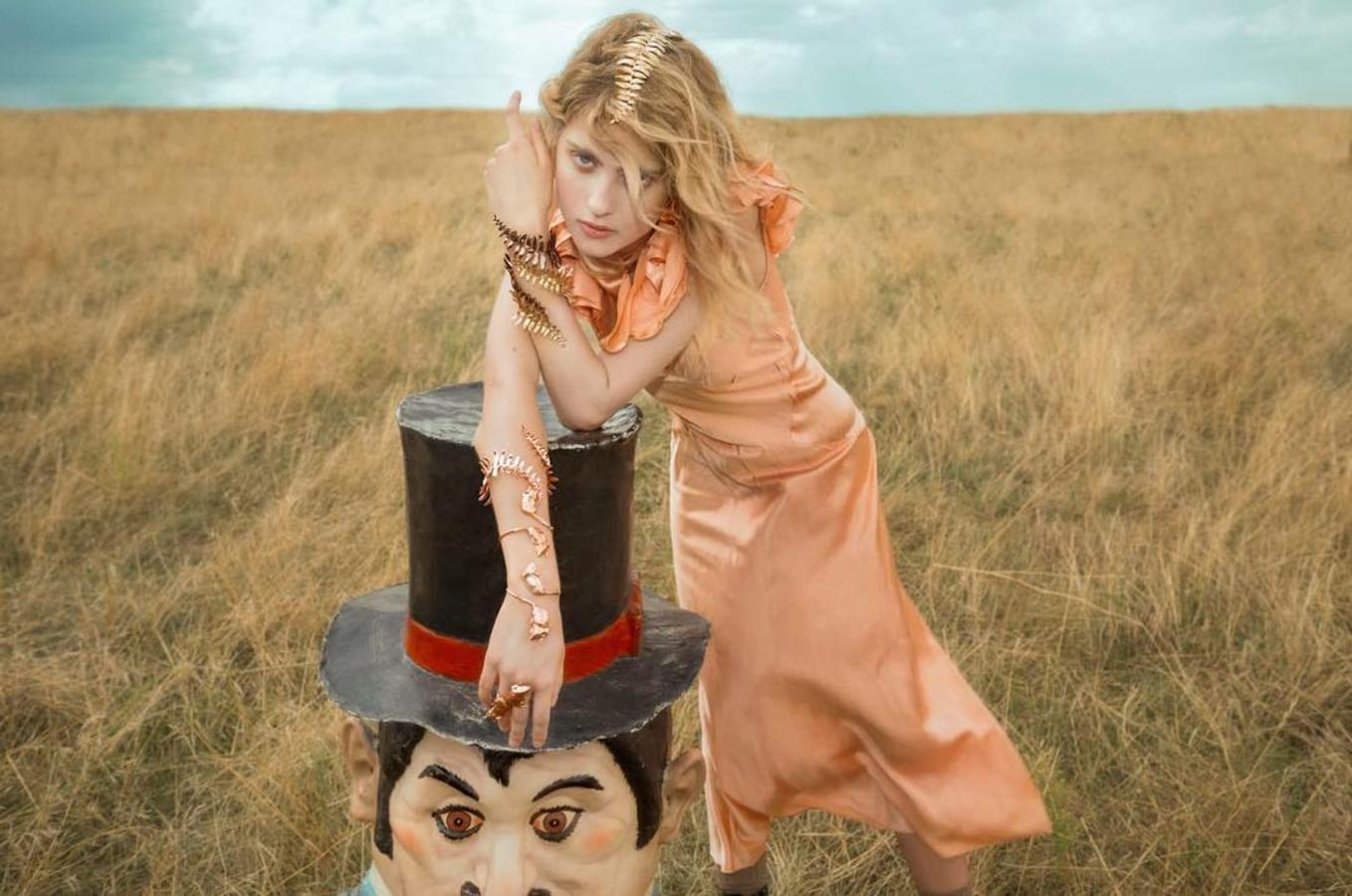 Si quieres un complemento que deje a todos con la boca abierta, echa un vistazo a la colección de tocados y joyas de invitada de Suma Cruz (cpv).