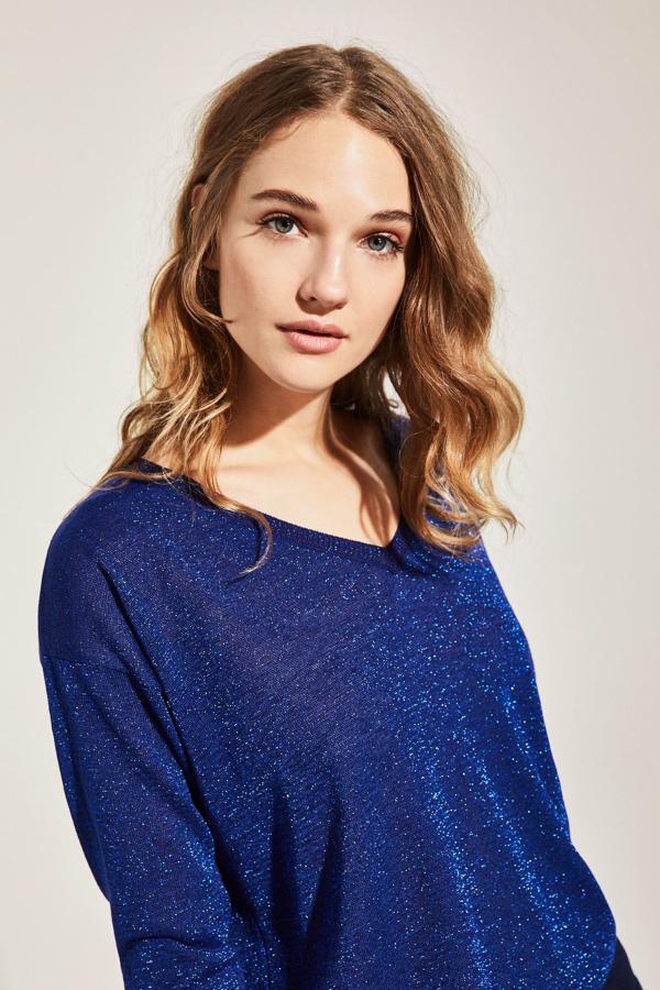 Jersey con purpurina en azul brillante, 14,99 euros.