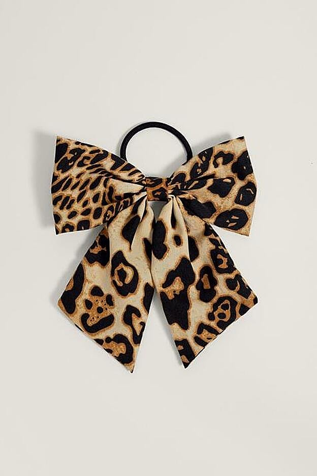Lazo "animal print" de Stradivarius.