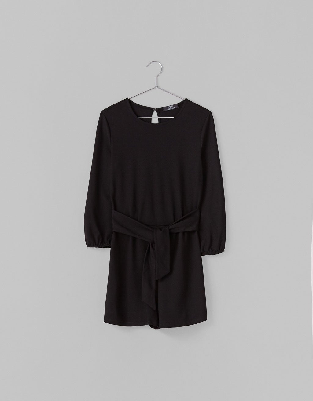 Mono corto de manga larga con cinturón de Bershka: 9,99 euros.