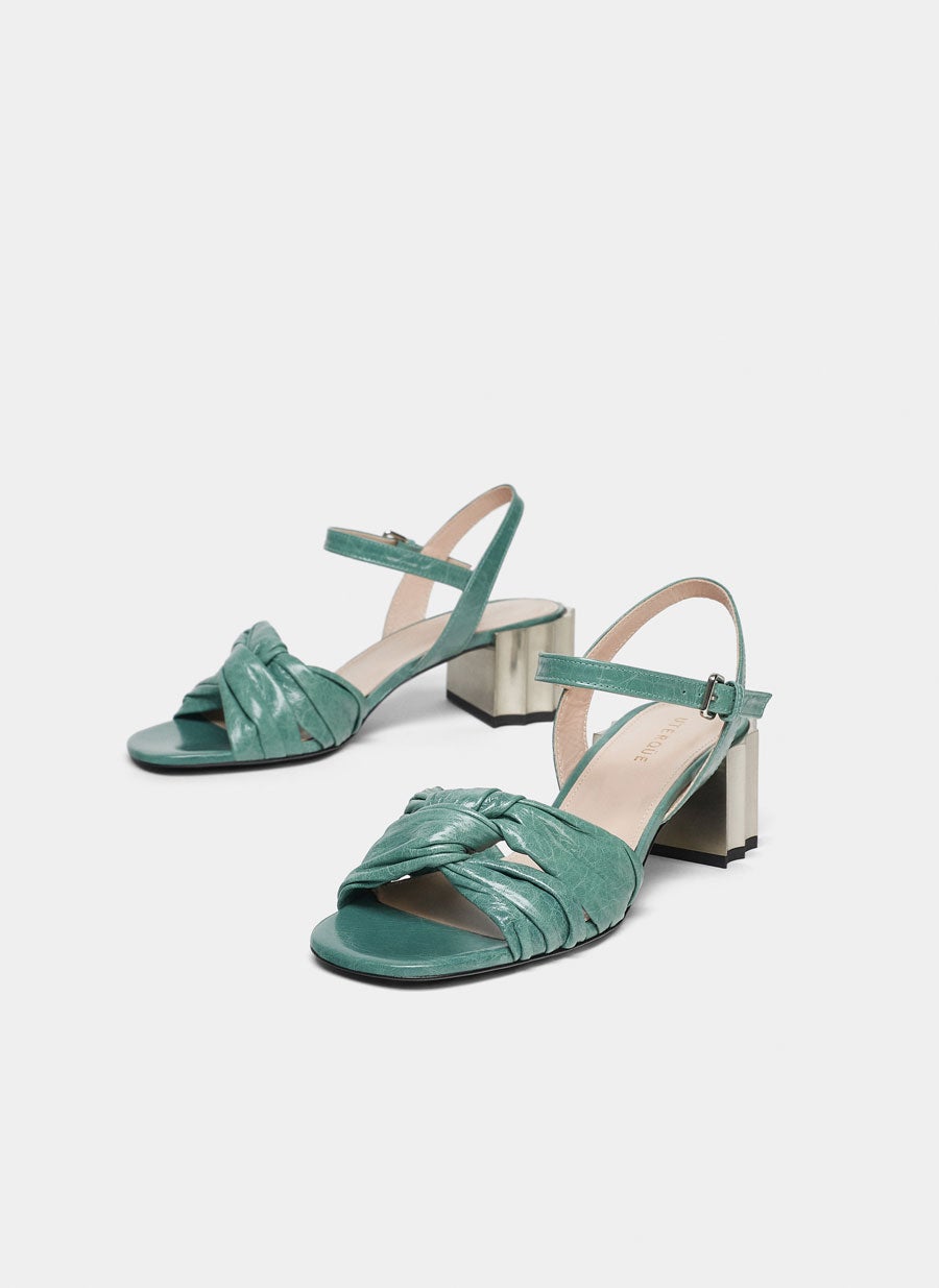 Sandalias turquesa con tacón fantasía de Uterqüe: de 89 euros a 39,95 euros.