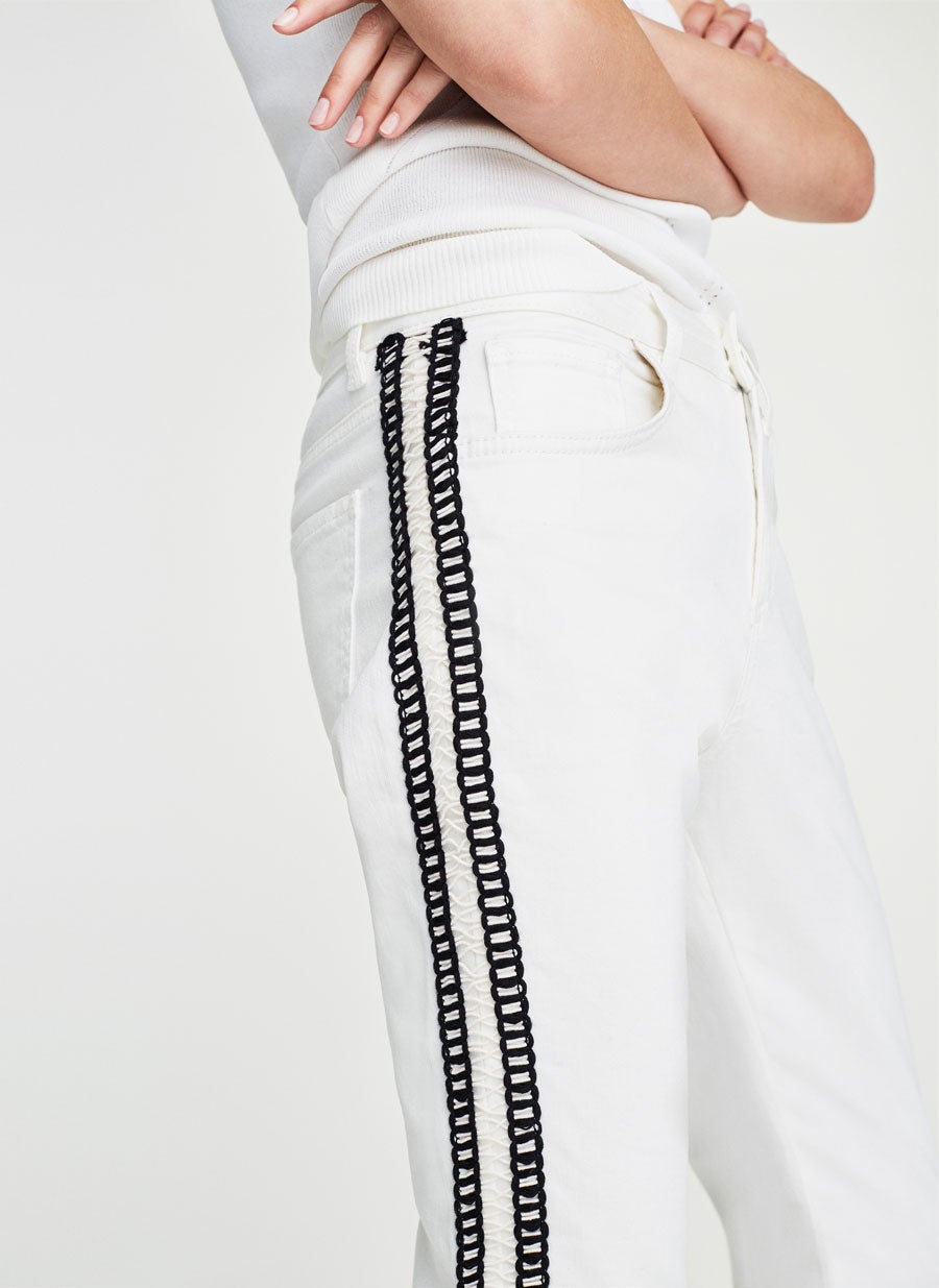 Jeans con detalle lateral de Uterqüe. Están disponibles en pocas tallas por 24,95 euros.