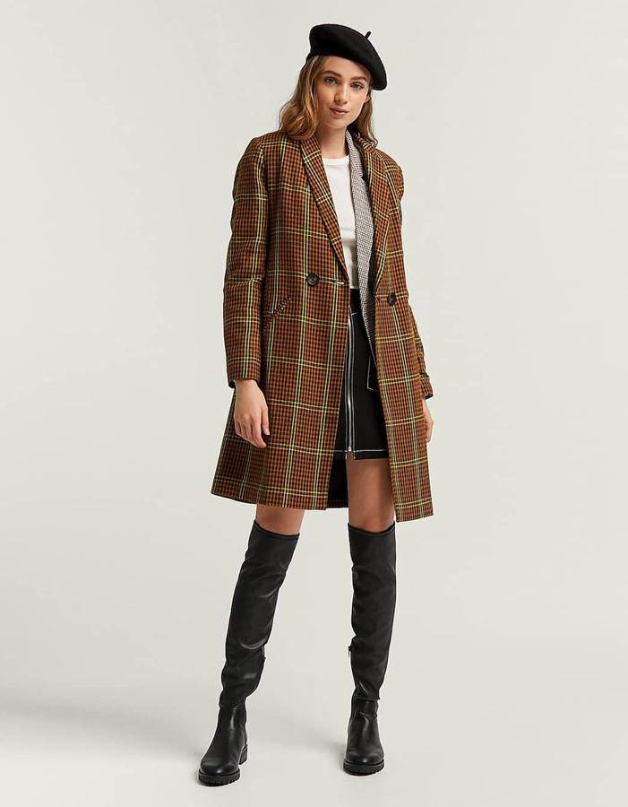 Un original diseño de Stradivarius que apuesta por los cuadros pequeños, pero con un detalle en color verde flúor que constrasta con el tejido marrón rojizo (39,99 euros).